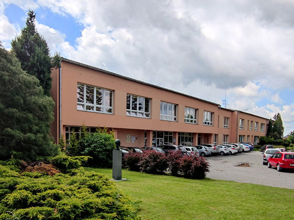 SOŠ a SOU služeb Velký Újezd s r o